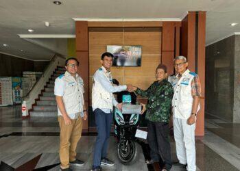 Tebar Manfaat di Bulan Penuh Berkah, Yayasan Baitul Maal PLN UP3 Cirebon Serahkan Bantuan Motor Listrik