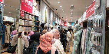 Hari Pertama Buka di Kota Cirebon, UNIQLO Diserbu Pengunjung