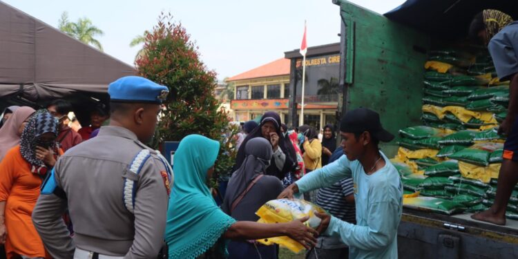 Ratusan Warga Serbu Bazar Murah Ramadan Polresta Cirebon