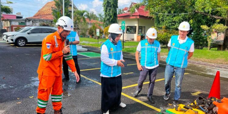 Kiprah Srikandi PLN di Lapangan, Hadirkan Listrik Hingga Ujung Nusantara