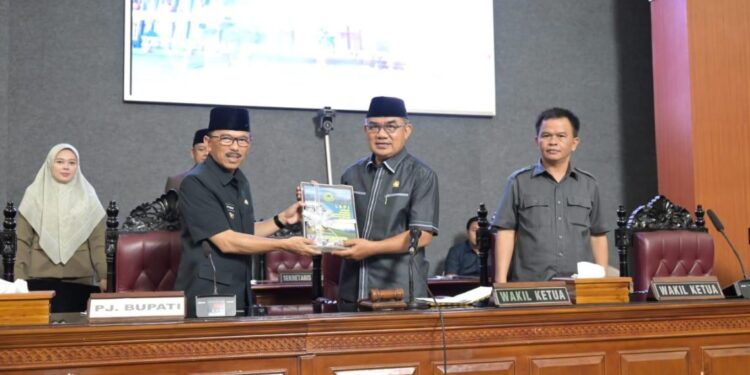 Bupati Serahkan LKPJ TA 2023 ke DPRD Kuningan