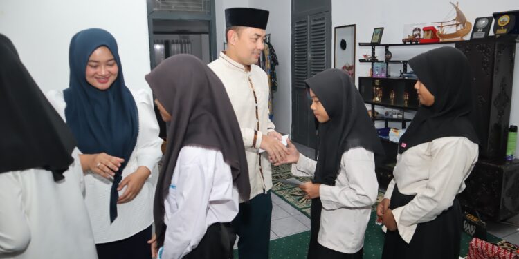 Danlanal Cirebon Berikan Santunan kepada Anak Yatim Piatu