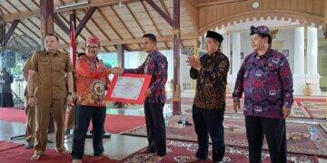 Bupati Cirebon Berikan Insentif Pengelolaan PBB untuk Kuwu hingga Perangkat Desa