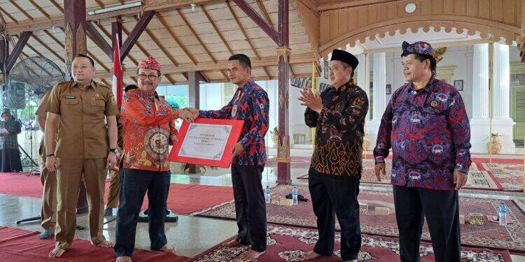 Bupati Cirebon Berikan Insentif Pengelolaan PBB untuk Kuwu hingga Perangkat Desa