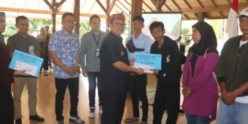 Bupati Imron Berikan Santunan Bagi Keluarga Pekerja Migran Kabupaten Cirebon