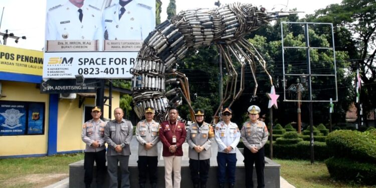 Kapolresta Cirebon Resmikan Monumen Udang dari Knalpot Brong