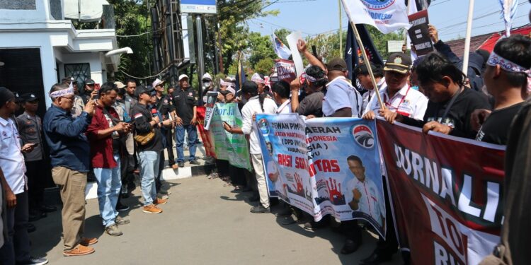 Tolak RUU Penyiaran, Jurnalis Indramayu Gerudug Gedung DPRD