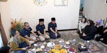 Bey Machmudin Takziah ke Rumah Duka Acep Purnama