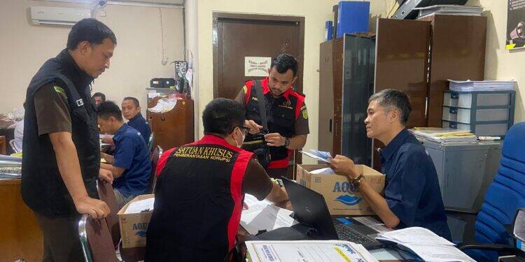 Kejari Kota Cirebon Geledah Kantor Perumda BPR Bank Cirebon