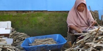 Jelang Idul Adha, Perajin Tusuk Sate di Majalengka Banjir Pesanan