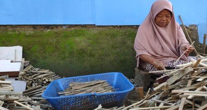 Jelang Idul Adha, Perajin Tusuk Sate di Majalengka Banjir Pesanan