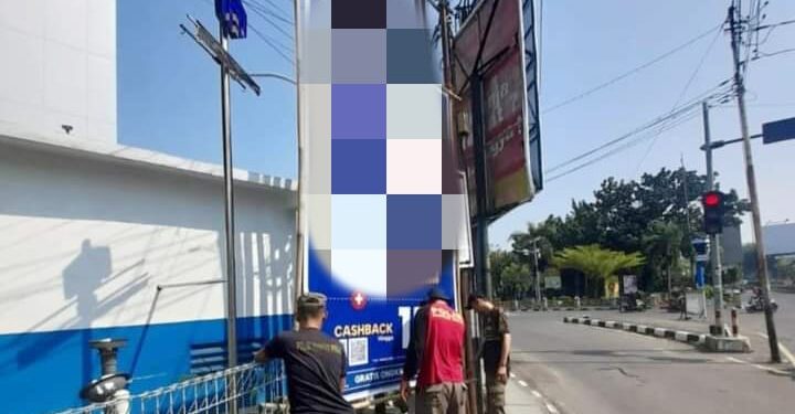 Satpol PP Kota Cirebon Tertibkan 300 Reklame Liar