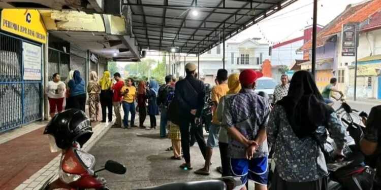 Khawatir, Nasabah BPR Bank Cirebon Tarik Simpanannya