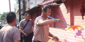 HUT Bhayangkara ke-78, Polres Ciko Bersih-bersih Tempat Ibadah