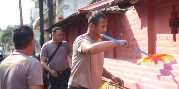 HUT Bhayangkara ke-78, Polres Ciko Bersih-bersih Tempat Ibadah