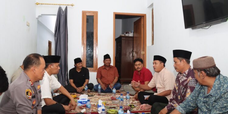 Jaga Kamtibmas, Kapolres Ciko Silaturahmi ke Warga Desa Sutawinangun