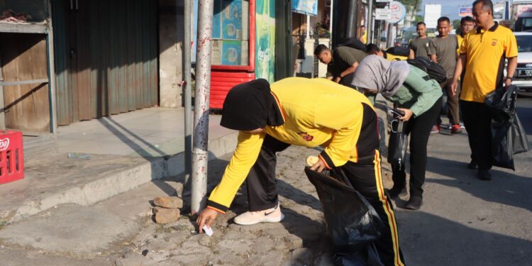 Peringati Hari Bhayangkara ke-78, Kapolresta Bersama Forkopimda Gelar Olahraga Bersama dan Aksi Pungut Sampah