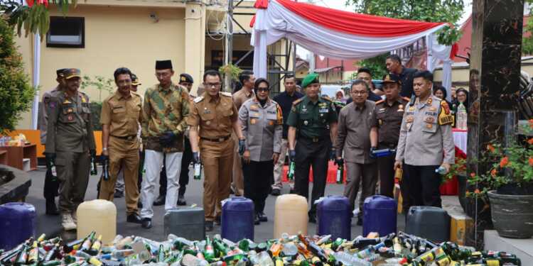 Jelang Iduladha, Polresta Cirebon Musnahkan Ribuan Botol Miras
