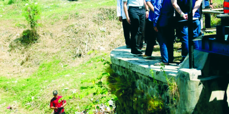 Pj Bupati Cirebon Tinjau Penanganan Sampah di Bantaran Sungai Jamblang