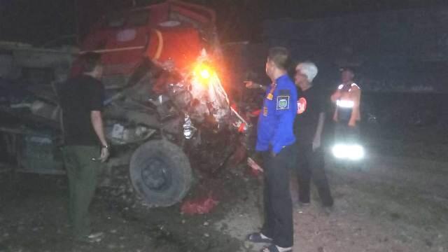 Tertabrak Kereta Api, Mobil Damkar Pemkab Indramayu Hancur