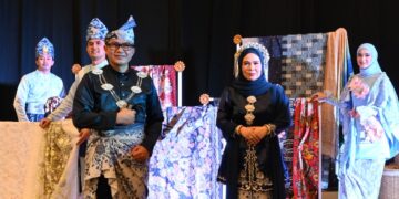 Kabupaten Cirebon Tampilkan Busana dengan Teknik Batik Merawit Dalam Peragaan Wastra