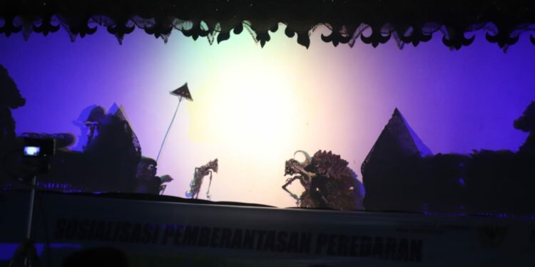 Lewat Kesenian Wayang Kulit, Pemkab Cirebon Sosialisasikan Ciri Rokok Cukai Ilegal
