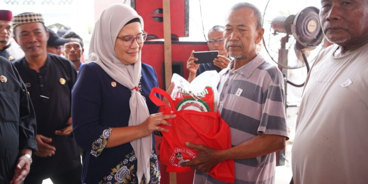 Bupati Nina Serahkan Benih Padi Kepada 500 Petani Kecamatan Losarang