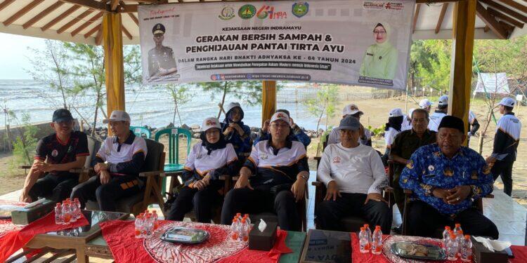 Kejaksaan Negeri Indramayu Pelopori Gerakan Bersih Pantai dan Penghijauan