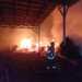 Limbah Olahan Kayu Bahan Baku Triplek di Gantar Terbakar