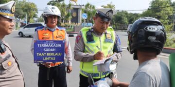 Satlantas Indramayu Berikan Teguran Edukatif kepada Pelanggar Lalulintas