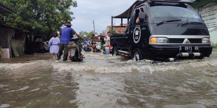 Jalan Penghubung Cirebon – Indramayu Banjir, Aktivis Lingkungan: Bongkar Bangli di Atas Aliran Sungai 