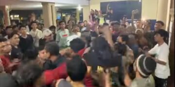 Seorang Pria Warga Kuningan Nyaris Diamuk Massa, Ketahuan Jambret HP di Pasar Malam Lurah