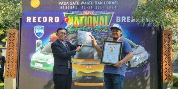 Catatkan Rekor MURI! Charging Mobil Listrik Terbanyak di Satu Lokasi, Kolaborasi PLN-Komunitas WEVI di Bandung