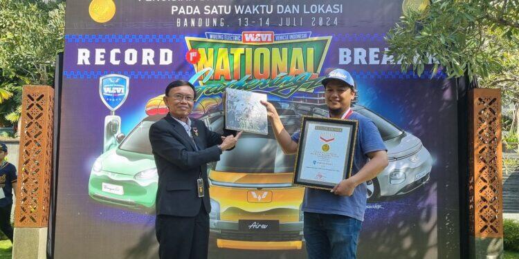 Catatkan Rekor MURI! Charging Mobil Listrik Terbanyak di Satu Lokasi, Kolaborasi PLN-Komunitas WEVI di Bandung
