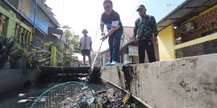 Cawalkot Cirebon Handarujati Turun Langsung Bersihkan Selokan di RW 04 Cangkol Utara