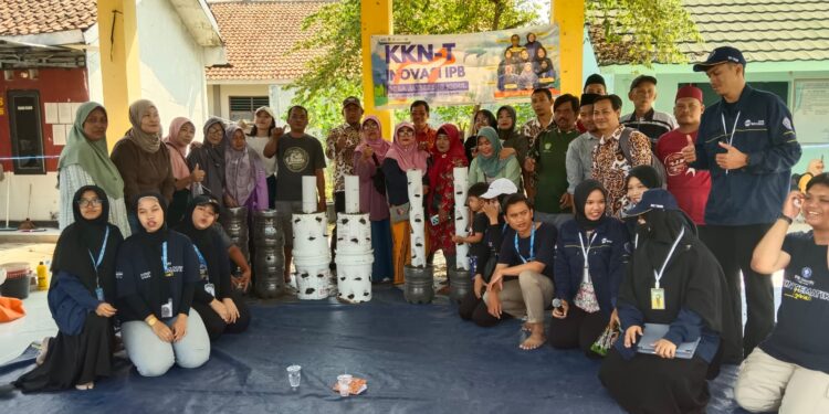 KKN Mahasiswa IPB dan UPS Membuat Inovasi Garden Tower