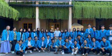 Mahasiswa Manajemen UGJ Cirebon Outing Class ke Sentra Bisnis Rotan Mantera