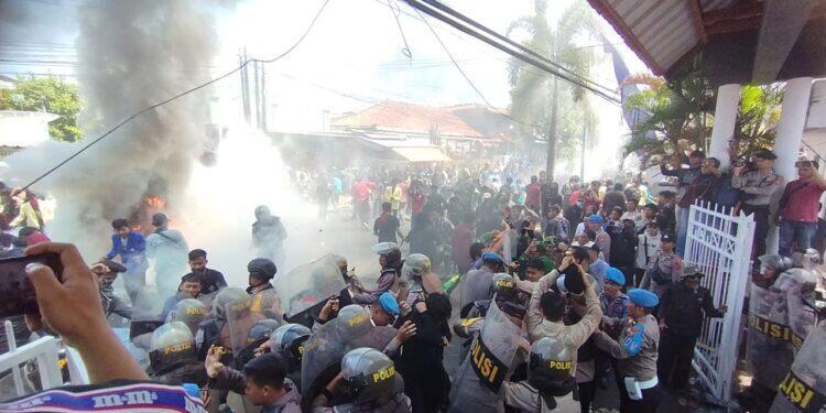 Demo Gabungan Mahasiswa Ricuh, Pagar DPRD Kuningan Nyaris Roboh