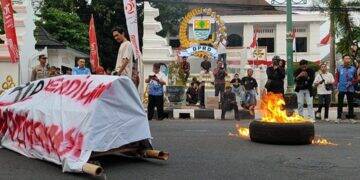Mahasiswa Hukum Cirebon Demo Tolak Revisi UU Pilkada
