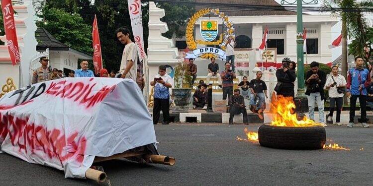 Mahasiswa Hukum Cirebon Demo Tolak Revisi UU Pilkada