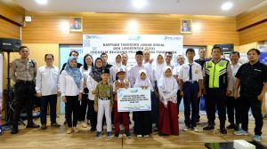Pelindo Regional 2 Cirebon Salurkan Beasiswa Pelajar Berprestasi