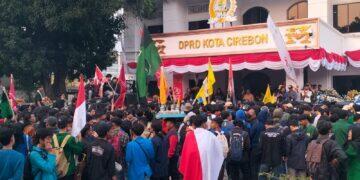 Ribuan Mahasiswa Kota Cirebon Kembali Geruduk Gedung DPRD