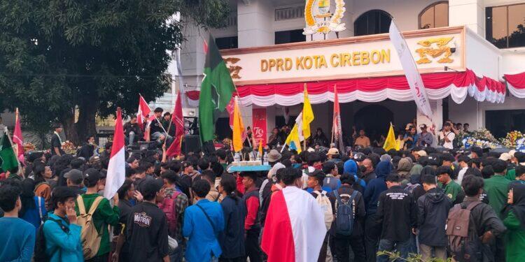 Ribuan Mahasiswa Kota Cirebon Kembali Geruduk Gedung DPRD