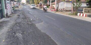 Akibat Banyak Kendaraan Berat, Ruas Jalan Kenanga – Plumbon Rusak Lagi