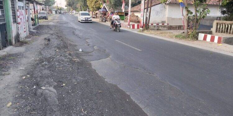 Akibat Banyak Kendaraan Berat, Ruas Jalan Kenanga – Plumbon Rusak Lagi
