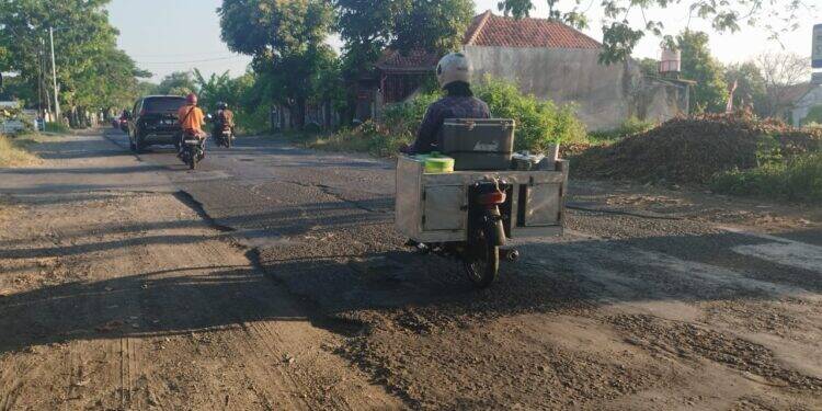 Jalan di Kawasan Wisata Talun Banyak yang Rusak