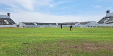 Lapangan Stadion Watubelah di Top Dressing
