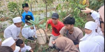 Mahasiswa UIN SSC Tanam 300 Bibit Pohon di Desa Rawaurip