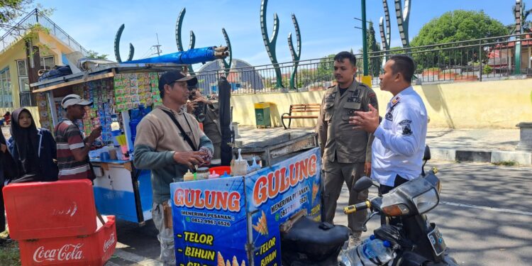 Satpol PP Tertibkan PKL di Lingkungan Pemkab Cirebon