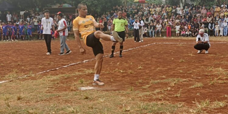 Tantan Persib Ikut Meriahkan Turnamen Sepakbola Gumulung Tonggoh
